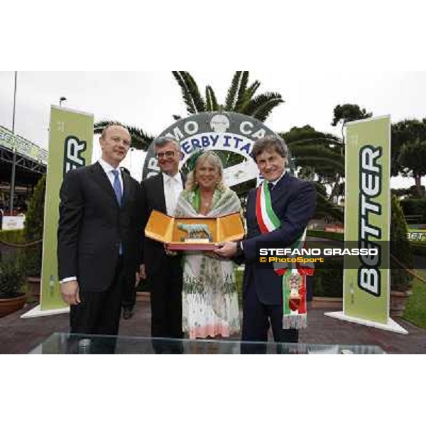 Isabella Bezzera receives the trophy from Gianni Alemanno, Major of town of Roma. Roma - Capannelle racecourse, 20th may 2012 ph.Stefano Grasso