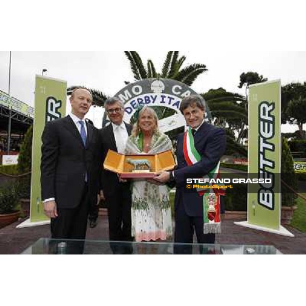 Isabella Bezzera receives the trophy from Gianni Alemanno, Major of town of Roma. Roma - Capannelle racecourse, 20th may 2012 ph.Stefano Grasso