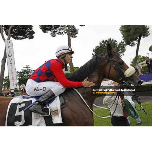 Cristian Demuro celebrates on Lake Drop after winning the Premio Carlo D\'Alessio Roma - Capannelle racecourse, 20th may 2012 ph.Stefano Grasso