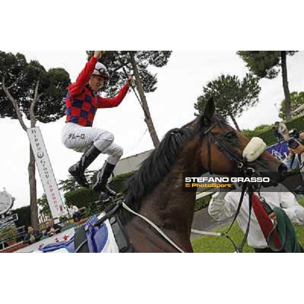 Cristian Demuro celebrates on Lake Drop after winning the Premio Carlo D\'Alessio Roma - Capannelle racecourse, 20th may 2012 ph.Stefano Grasso