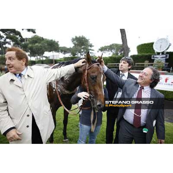 Riccardo Menichetti and Salvatore Limata with son Matteo thanks United Color after winning the Premio Tudini Roma - Capannelle racecourse, 20th may 2012 ph.Stefano Grasso