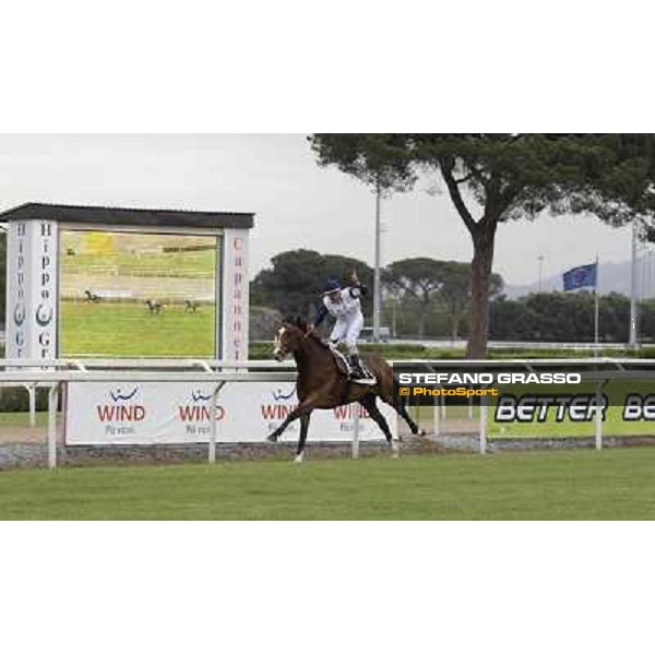 Jessica Marcialis on Wakeman goes to win the Premio Italian Ladies\' Race - Trofeo Wind Roma - Capannelle racecourse, 20th may 2012 ph.Stefano Grasso