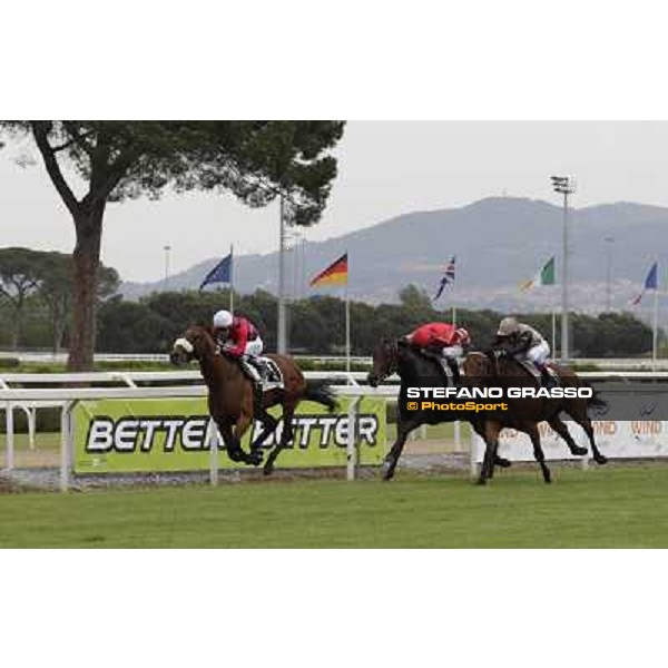 Cristian Demuro on Lake Drop wins the Premio Carlo D\'Alessio. Frankie Dettori on Frankenstein is second, Carlo Fiocchi on Branderburgo is third Roma - Capannelle racecourse, 20th may 2012 ph.Stefano Grasso