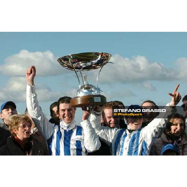 Vincennes, 23 Janvier 2004. Prix de Cornulier. Christophe Gallier et Mathieu Abrivard soulèvent le trophèe. Photo: Jean-Charles Briens