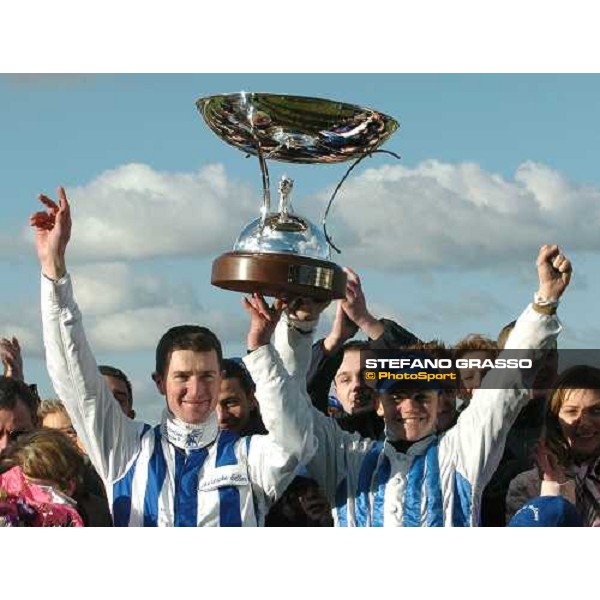 Vincennes, 23 Janvier 2004. Prix de Cornulier. Christophe Gallier et Mathieu Abrivard soulèvent le trophèe. Photo: Jean-Charles Briens