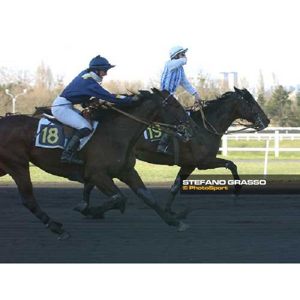 Vincennes, 23 Janvier 2004. Prix de Cornulier. \'JAG DE BELLOUET\' (Mathieu Abrivard) devance \'SCARLET KNIGHT\' et Nathalie Henry. Photo: Jean-Charles Briens