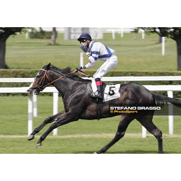 Mariolino Esposito exults on Vedelago after winning the Premio Carlo Vittadini ( Ex Turati) Milano - San Siro racecourse, 26th may 2012 ph.Stefano Grasso