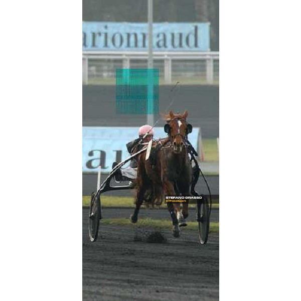 Stephane Levoy and Kuza Viva, at last 50 meters to the finish of Prix du Luxembourg Paris Vincennes, 29th january 2005 ph. Stefano Grasso
