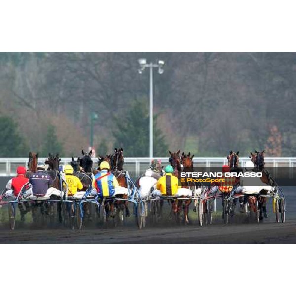 first turn for the runners of Prix du Luxembourg Paris Vincennes, 29th january 2005 ph. Stefano Grasso