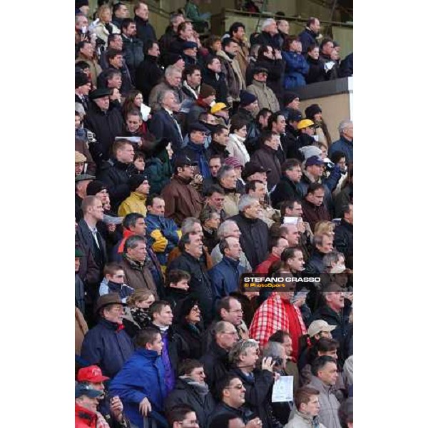  racegoers watching last meters of Prix du Luxembourg Paris Vincennes, 29th january 2005 ph. Stefano Grasso