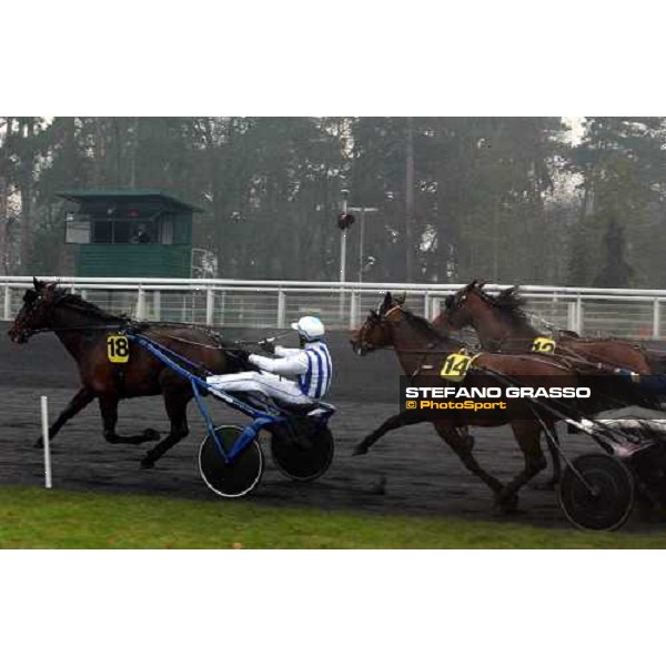 Christophe Gallier with Jag de Bellouet on the last bend of the 84° Gran Prix d\'Amerique , followed by Gigant Neo(14) and Ilster d\'Espiens (12) PAris Vincennes, 30th january 2005 ph. Stefano Grasso
