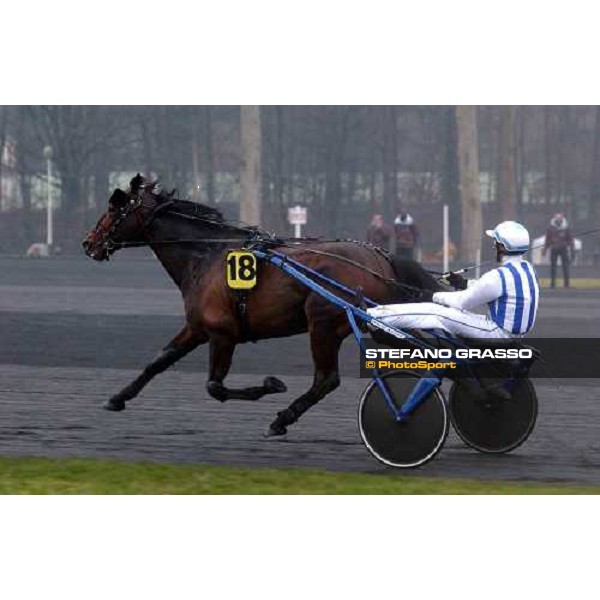 Christophe Gallier with Jag de Bellouet on the last bend of the 84° Gran Prix d\'Amerique PAris Vincennes, 30th january 2005 ph. Stefano Grasso