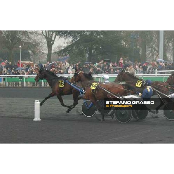 immediately after the start Christophe Gallier with Jag de Bellouet leads on Gigant Neo, the 84° Gran Prix d\'Amerique PAris Vincennes, 30th january 2005 ph. Stefano Grasso