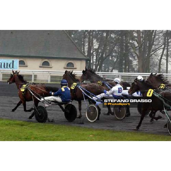 first bend of 84° Gran Prix d\'Amerique - Gigant Neo (14) , Hilda Zonett (15) , Jag de Bellouet (18) PAris Vincennes, 30th january 2005 ph. Stefano Grasso