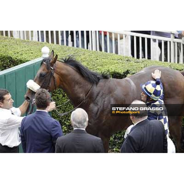 Silent Killer\'s connection after winning the Premio D\'Estate Milano - San Siro galopp racecourse,10th june 2012 ph.Stefano Grasso