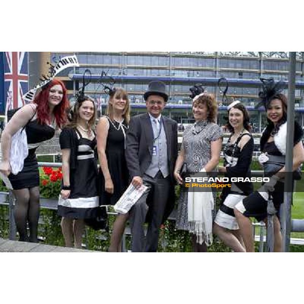 Marco Vizzardelli, italian racing journalist, and ladies pose at Royal Ascot Royal Ascot, Third Day - Ladies Day - 21st june 2012 ph.Stefano Grasso