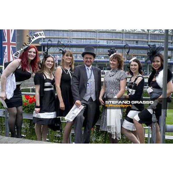 Marco Vizzardelli, italian racing journalist, and ladies pose at Royal Ascot Royal Ascot, Third Day - Ladies Day - 21st june 2012 ph.Stefano Grasso