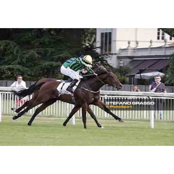 Sam Hitchcott on Chilworth Icon wins the Premio Primi Passi beating Dario Vargiu on Tiger Day Milan - San Siro galopp racecourse, 1st july 2012 ph.Stefano Grasso