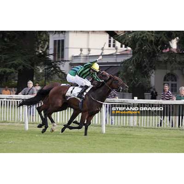 Sam Hitchcott on Chilworth Icon wins the Premio Primi Passi beating Dario Vargiu on Tiger Day Milan - San Siro galopp racecourse, 1st july 2012 ph.Stefano Grasso