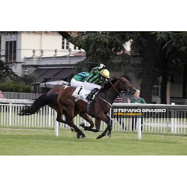 Sam Hitchcott on Chilworth Icon wins the Premio Primi Passi beating Dario Vargiu on Tiger Day Milan - San Siro galopp racecourse, 1st july 2012 ph.Stefano Grasso