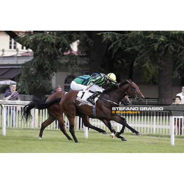 Sam Hitchcott on Chilworth Icon wins the Premio Primi Passi beating Dario Vargiu on Tiger Day Milan - San Siro galopp racecourse, 1st july 2012 ph.Stefano Grasso