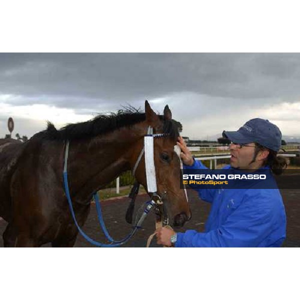 Blu Santillana winner of 55.a Gran Corsa Siepi, with his groom in the winner circle Roma Capannelle, 20 febbraio 2005 ph. Stefano Grasso
