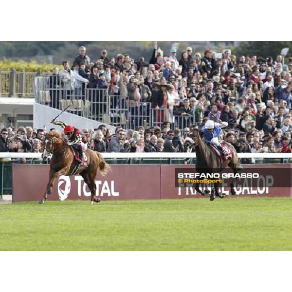 Olivier Peslier on Solemia wins the Qatar Prix de L\'Arc de Triomphe beating Christophe Soumillon on Orfevre Paris - Longchamp racecourse 7th oct..2012 ph.Stefano Grasso