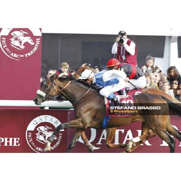 Olivier Peslier on Solemia wins the Qatar Prix de L\'Arc de Triomphe beating Christophe Soumillon on Orfevre Paris - Longchamp racecourse 7th oct..2012 ph.Stefano Grasso