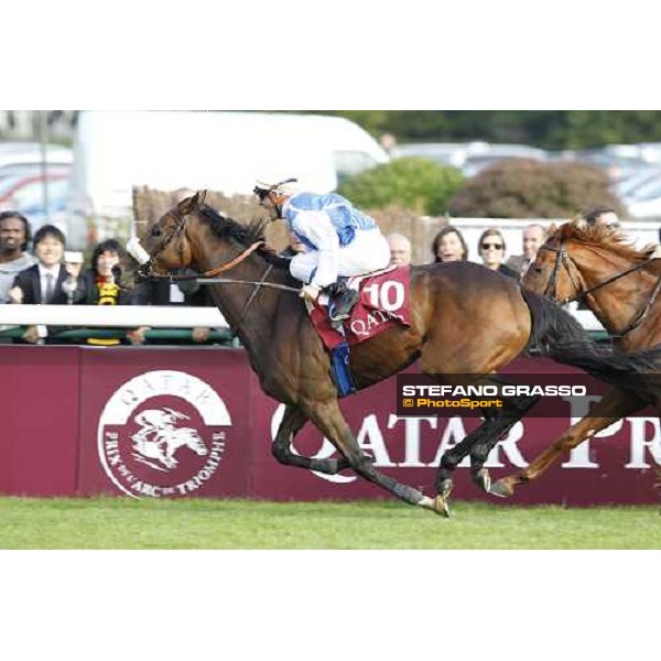 Olivier Peslier on Solemia wins the Qatar Prix de L\'Arc de Triomphe beating Christophe Soumillon on Orfevre Paris - Longchamp racecourse 7th oct..2012 ph.Stefano Grasso