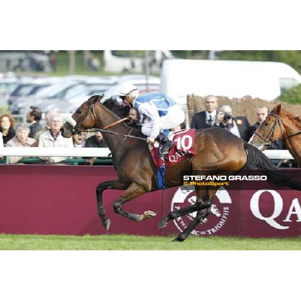 Olivier Peslier on Solemia wins the Qatar Prix de L\'Arc de Triomphe beating Christophe Soumillon on Orfevre Paris - Longchamp racecourse 7th oct..2012 ph.Stefano Grasso