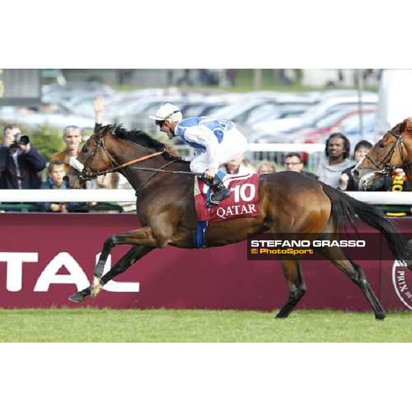 Olivier Peslier on Solemia wins the Qatar Prix de L\'Arc de Triomphe beating Christophe Soumillon on Orfevre Paris - Longchamp racecourse 7th oct..2012 ph.Stefano Grasso