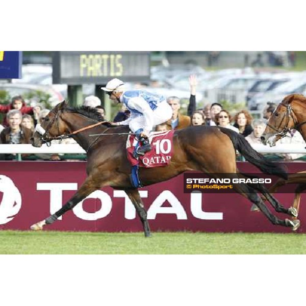 Olivier Peslier on Solemia wins the Qatar Prix de L\'Arc de Triomphe beating Christophe Soumillon on Orfevre Paris - Longchamp racecourse 7th oct..2012 ph.Stefano Grasso