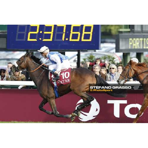 Olivier Peslier on Solemia wins the Qatar Prix de L\'Arc de Triomphe beating Christophe Soumillon on Orfevre Paris - Longchamp racecourse 7th oct..2012 ph.Stefano Grasso