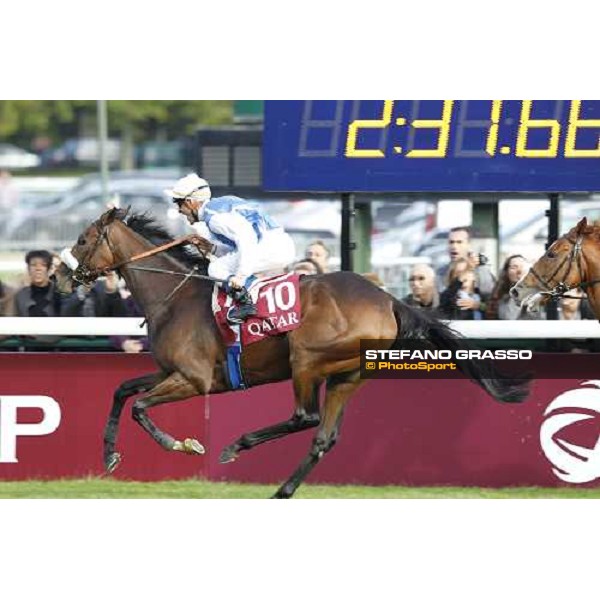 Olivier Peslier on Solemia wins the Qatar Prix de L\'Arc de Triomphe beating Christophe Soumillon on Orfevre Paris - Longchamp racecourse 7th oct..2012 ph.Stefano Grasso