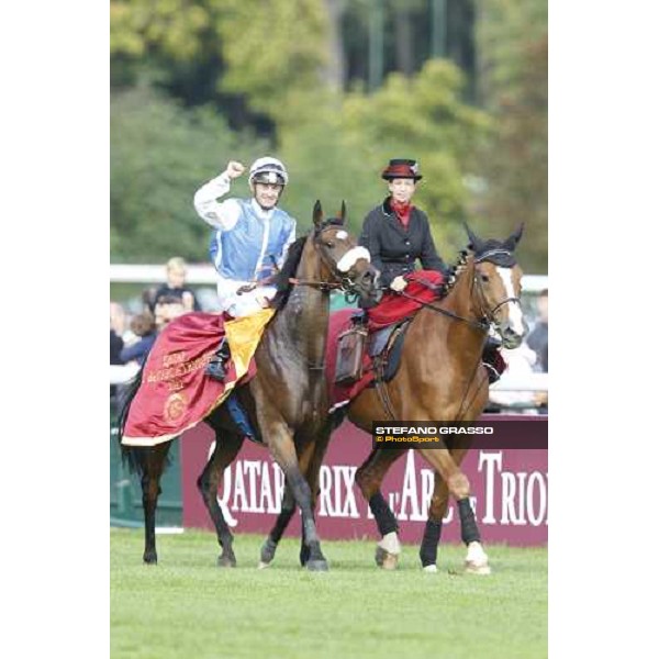 Olivier Peslier on Solemia wins the Qatar Prix de L\'Arc de Triomphe beating Christophe Soumillon on Orfevre Paris - Longchamp racecourse 7th oct..2012 ph.Stefano Grasso