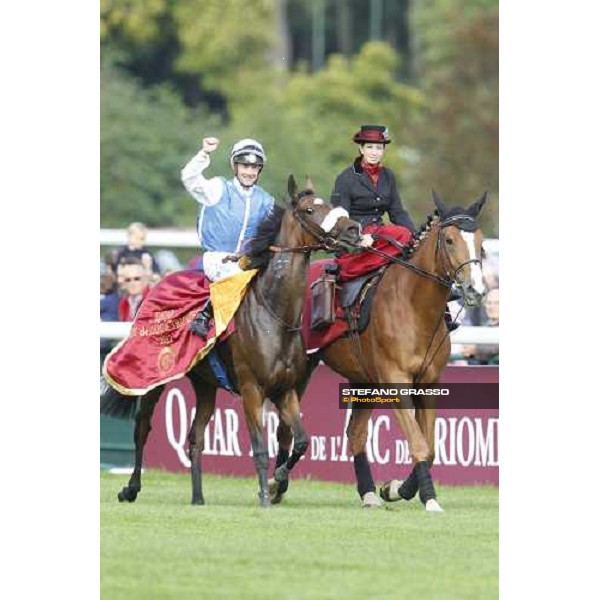 Olivier Peslier on Solemia wins the Qatar Prix de L\'Arc de Triomphe beating Christophe Soumillon on Orfevre Paris - Longchamp racecourse 7th oct..2012 ph.Stefano Grasso