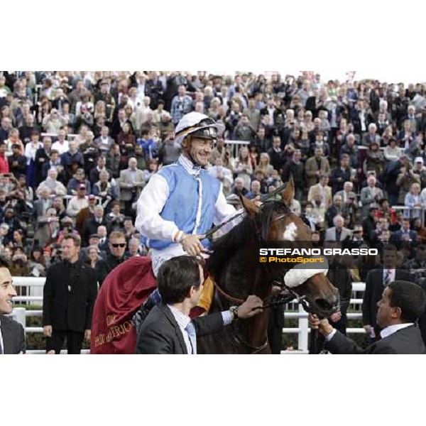 Olivier Peslier on Solemia wins the Qatar Prix de L\'Arc de Triomphe beating Christophe Soumillon on Orfevre Paris - Longchamp racecourse 7th oct..2012 ph.Stefano Grasso