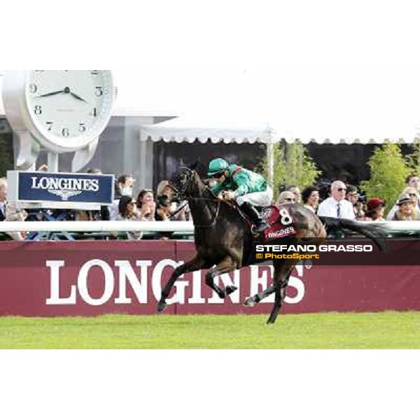 Paris - Longchamp racecourse - Christophe Patrice Lemaire on Ridasiyna wins the Prix de l\'Opera Longines Paris, 7th oct.2012 ph.Stefano Grasso