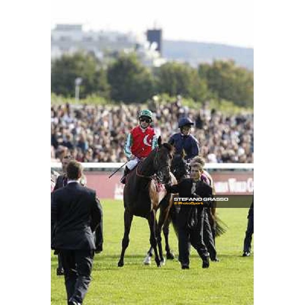 Paris - Longchamp racecourse - The parade of the Qatar Prix de l\'Arc de Triomphe - Mirco Demuro on Mikhail Glinka Paris, 7th oct.2012 ph.Stefano Grasso