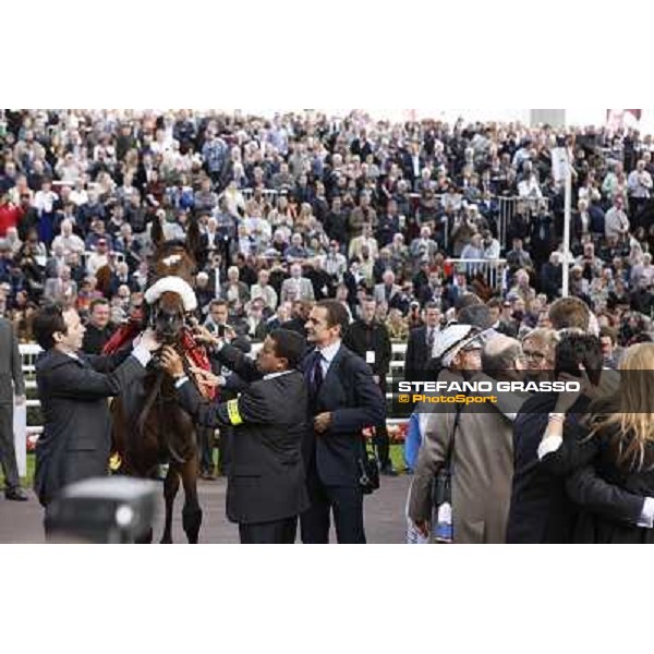 Paris - Longchamp racecourse Solemia and her connection in the winner circle of the Qatar Prix de l\'Arc de Triomphe Paris, 7th oct.2012 ph.Stefano Grasso