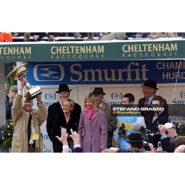 giving prize for the connection of Hardy Eustace winner of The Smurfit Champion Hurdle Cheltenham - The Festival 15th march 2005 ph. Stefano Grasso