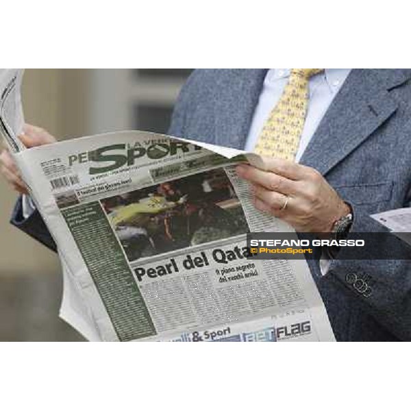 a racegoer reading Per Sport Milano - San Siro racecourse, 13th oct.2012 ph.Stefano Grasso