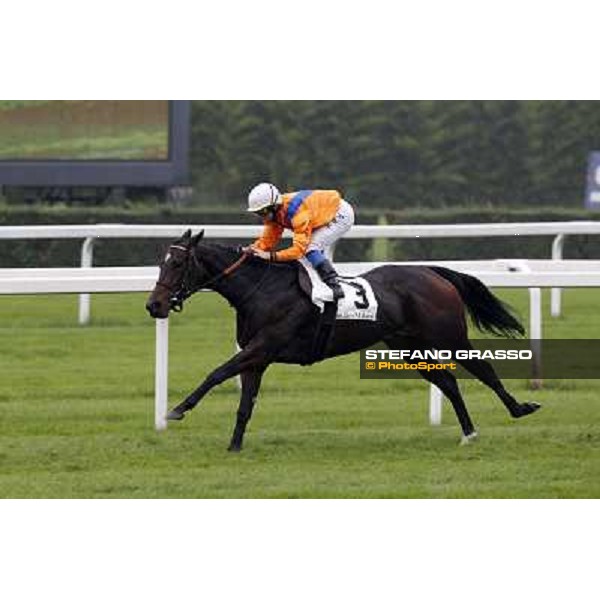 Umberto Rispoli on Cartaya wins the Premio Verziere (Mem.Aldo Cirla) Milano - San Siro racecourse, 13th oct.2012 ph.Stefano Grasso