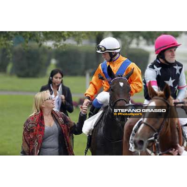 Umberto Rispoli on Cartaya is congratulated by the owner Milano - San Siro racecourse, 13th oct.2012 ph.Stefano Grasso
