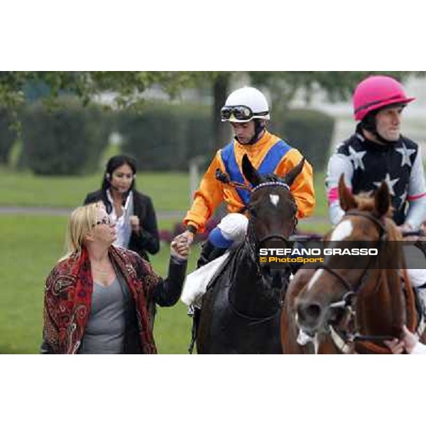 Umberto Rispoli on Cartaya is congratulated by the owner Milano - San Siro racecourse, 13th oct.2012 ph.Stefano Grasso