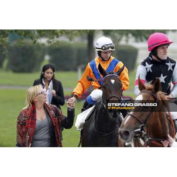 Umberto Rispoli on Cartaya is congratulated by the owner Milano - San Siro racecourse, 13th oct.2012 ph.Stefano Grasso