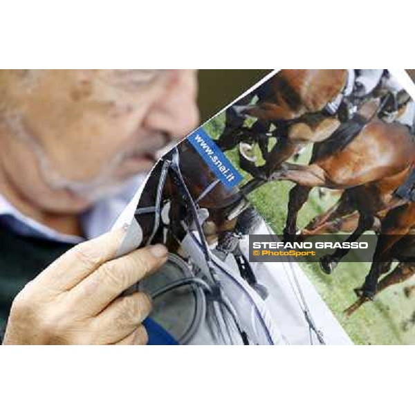 A racegoer reading Start at San Siro Milano - San Siro racecourse, 13th oct.2012 ph.Stefano Grasso