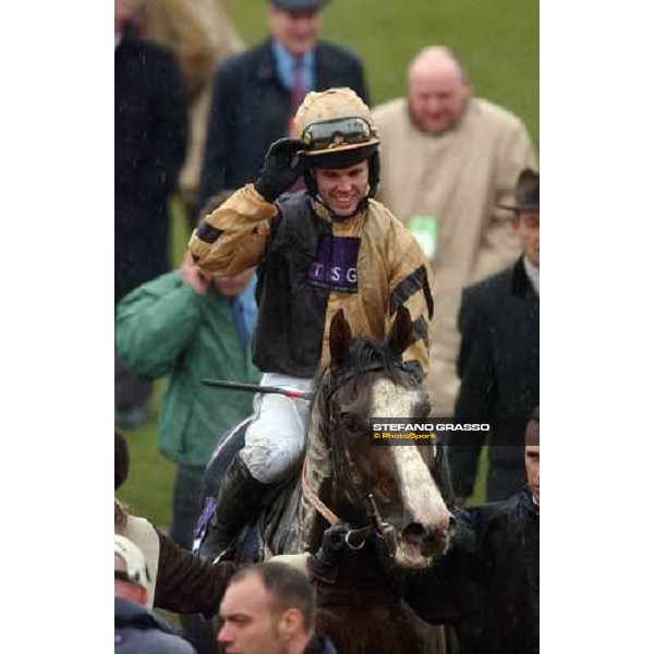 Graham Lee on No Refuge thanks the crowd of Cheltenham after after winning the Royal \' Sunalliance Novice\'s Hurdle Race Cheltenham - The Festival 2nd day 16 march 2005 ph. Stefano Grasso