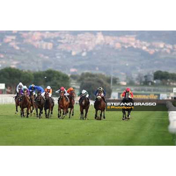 The straight of the Premio Longines Lydia Tesio - 1st Sortilege,2nd Cherry Collect,3rd Nova Hawk Roma - Capannelle racecourse,28th oct.2012 ph.Stefano Grasso