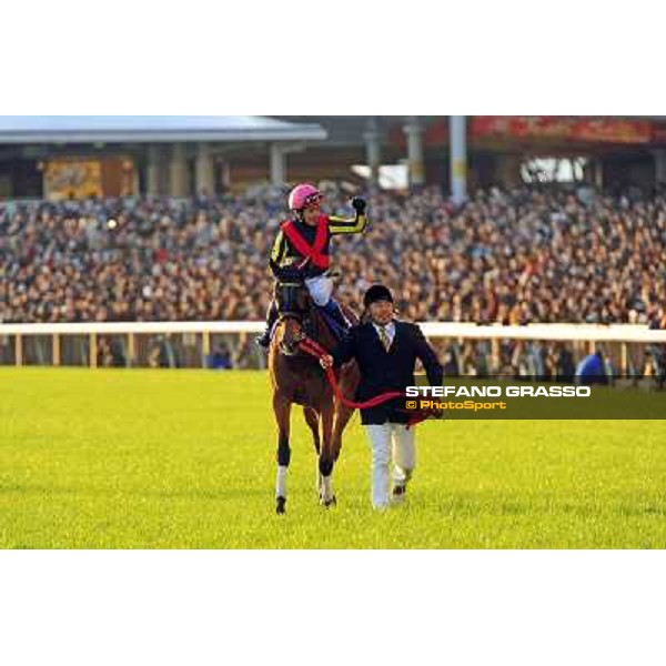 Yasunari Iwata on Gentildonna celebrates after winning the Japan Cup 2012 Tokyo - Fuchu racecourse, 25th nov.2012 ph.Peeo Ploff/Stefano Grasso